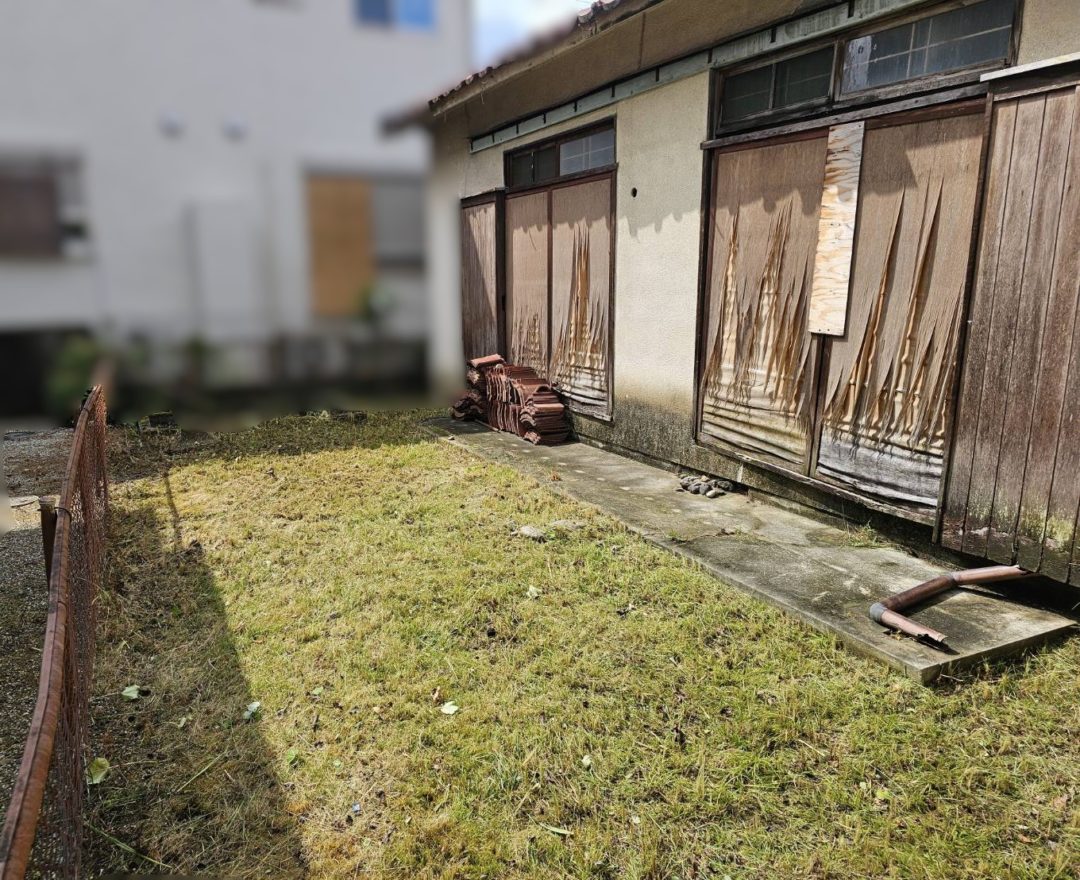 森忠建設造園の施工事例 アフター：草刈りで土の状態が見えるようになった同じ空き家の庭